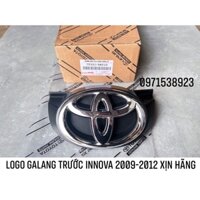 LOGO TRƯỚC INNOVA 2008-2012 XỊN CHÍNH HÃNG KÈM ĐẾ ĐEN 75301-0K010