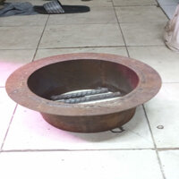 LÒ,HỌNG(TẢN) SẮT ĐỰNG THAN TRONG LU ĐẤT QUAY GÀ VỊT,HEO MIẾNG.