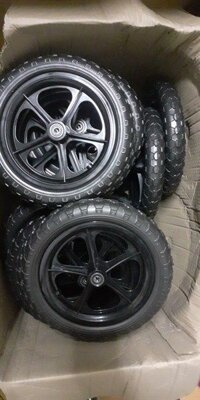 Lốp Cruzee thay thế - vành đen