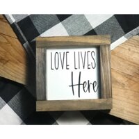 Love Lives Here Sign tranh gỗ trang trí decor Vinatge