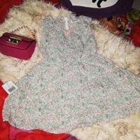 Luôn đi đầu trong các xu hướng, nhà mốt Zara cho trình làng thiết kế váy xanh cobalt dáng suông, với những bông hoa đượ.