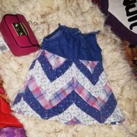 Luôn đi đầu trong các xu hướng, nhà mốt Zara cho trình làng thiết kế váy xanh cobalt dáng suông, với những bông hoa đươc