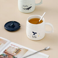 Ly sứ họa tiết CÁ VOI XANH cốc uống nước CÓ NẮP giữ nhiệt và THÌA , 470ml uống nước