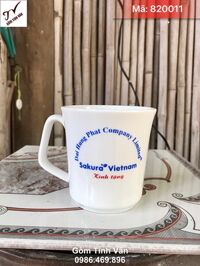 Ly sứ trắng dáng loe quai vuông, mã 820011, dung tích 280ml, cao 10 đk 8 cm, in logo công ty Sakura Việt Nam, giá báo trên 100 chiếc, gốm bát tràng tinh vân
