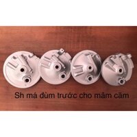 MÁ ĐÙM TRƯỚC BÁNH MÂM CĂM