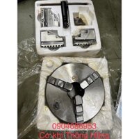 Mâm cặp cơ hãng quả địa cầu đen K11-160 3 chấu, phi 160mm. Hiệu UNIVERSAL