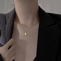 Mặt bóng không chữ 18K Vòng cổ xương đòn thép titan gạch vàng nhỏ, mặt dây chuyền đơn giản Thiết kế thích hợp cho nữ, hình vuông nhỏ không phai màu