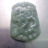 Mặt chuyền hình rồng bằng ngọc jadeite.