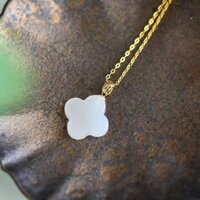 Mặt dây chuyền cỏ 4 lá  màu trắng bạch ngọc kèm dây dù đeo cổ