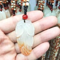 Mặt dây chuyền hình chiếc lá đá mã não nhân tạo, mang lại công danh, tài lộc và bình an, kèm vòng tay chỉ đỏ chiếc lá Thailand