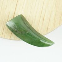 Mặt Dây Chuyền Kiểu Răng Nanh Đá Ngọc Bích Nephrite Thiên Nhiên NBR1