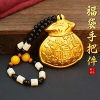 Mặt dây chuyền tài lộc nam cầm tay bằng đồng mạ vàng với dây đeo cho trang trí may mắn đẹp mắt [djy]