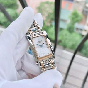 Mặt số đồng hồ được gắn 12 viên Kim cương, tổng cộng: 0.055 carats. L5.655.5.88.7