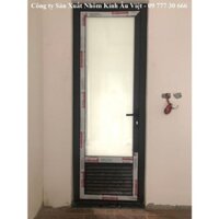 Mẫu cửa nhà vệ sinh bạn nên lựa chọn là cửa nhôm kính có nan chớp phía dưới thoáng khí