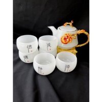 Mẫu new Bộ ấm trà trắng có hoạ tiết gồm có một bình trà và sáu ly trà là biểu tượng cho sự xum vầy, đoàn tụ của một gia