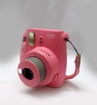 Máy ảnh dạng lấy ngay màu hồng Instax của Fujifilm.