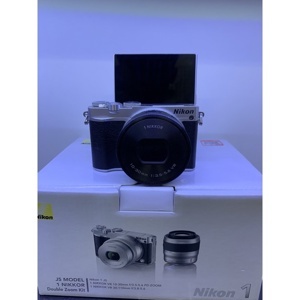 Máy ảnh Nikon J5 với Lens Kit 10-30 mm F3.5-5.6 VR
