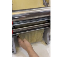 Máy Cán Bột Làm Mì Tươi Chạy Điện FKM200 Inox 304 Bảo Hành 1 Năm Kích Thước Lô 20cm