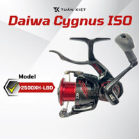Máy câu đứng ISO Daiwa CYGNUS 2500XH-LBD