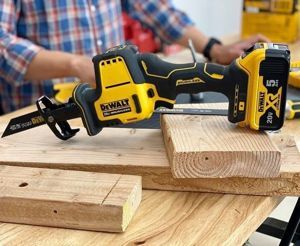 Máy cưa kiếm Pin 20V DeWalt DCS369P1