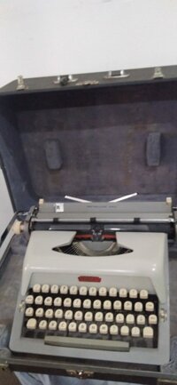 Máy đánh chữ cổ điển Royal của Hà Lan