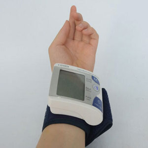 Máy đo huyết áp điện tử cổ tay Citizen CH-608
