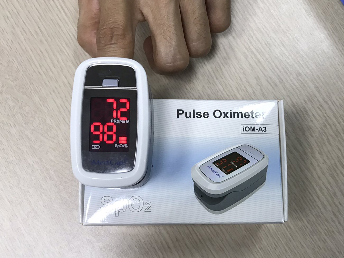 Máy đo nồng độ oxy trong máu IMediCare IOM-A3