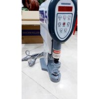 Máy đóng khoen, nút (điện 220V) Máy dập cúc điện tử Có cảm biến chống dập tay Model XINDING 818 Gồm máy, chân, mặt bàn