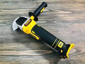 Máy mài cầm tay dùng pin Dewalt DCG406N-B1