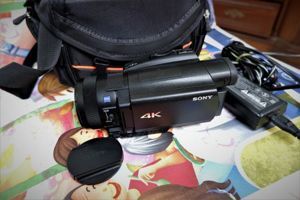 Máy quay phim Sony FDR-AX700 4K