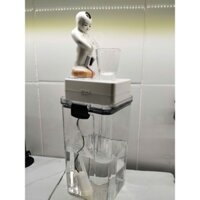 Máy rót riệu cậu bé đứng tè
