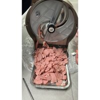 Máy thái xúc xích, hành tỏi, ghiềng, xả bằng điện , điều chỉnh được độ dày mỏng