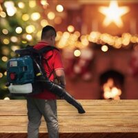 Máy Thổi Lá Chạy Xăng: Công Cụ Đắc Lực Cho Mọi Khu Vườn