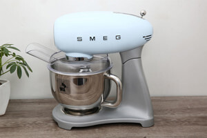 Máy trộn bột đa năng Smeg SMF02PBEU