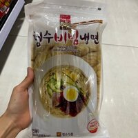 Mì Lạnh Dạng Trộn Thịt Bò Hàn Quốc Gói 720G ( Kèm Sốt Trộn Mì Lạnh) / 청수식품) 청수비빔냉면 720G