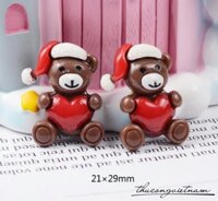 Mô hình 2D gấu nâu đội nón đỏ 2.1x2.9cm