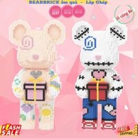 Mô hình Bearbrick ôm quà tặng cho bé shop home giay