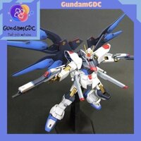 Mô hình lắp ráp HG Strike Freedom kèm đế trưng bày