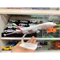 Mô hình máy bay Emirates A6-EEI Airbus A380 có bánh xe 20cm MB20036