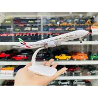 Mô hình máy bay Emirates Boeing B777 có bánh xe 20cm MB20046