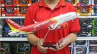 Mô hình máy bay Vietjet Air Airbus A320 47cm 1:130 có đèn led tự động theo tiếng vỗ tay hoặc chạm