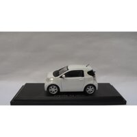 Mô hình xe Hachette TOYOTA IQ 2012 tỷ lệ 1:43. Bị chảy sơn đường viền mâm xe