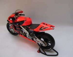 Mô hình xe mô tô 1/12 Scale Tamiya 21017 Honda Pons RC211V 2003 Biaggi Masterwork Collection 21017