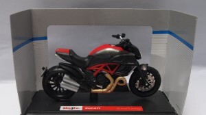 Mô hình xe mô tô Ducati Diavel 1:18 Maisto