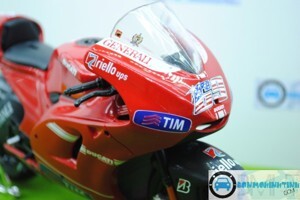 Mô hình xe mô tô Maisto Ducati GP 2011 - 1:10