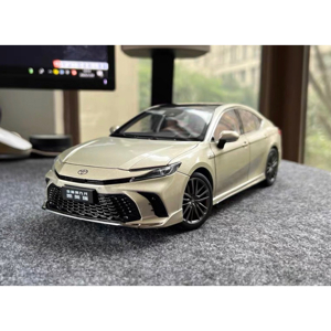 Mô hình xe Toyota Camry Trắng 1:18