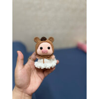 móc khoá heo mặc váy