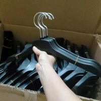 Móc treo quần áo - combo 50 móc nhựa đen vai dẹt tiết kiệm diện tích cho shop nữ - kích thước 40cm