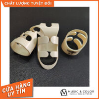 Móng đeo Alice gảy đàn guitar