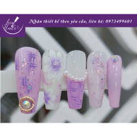 Móng tay giả đính đá, họa tiết bông hoa, màu tím dễ thương.